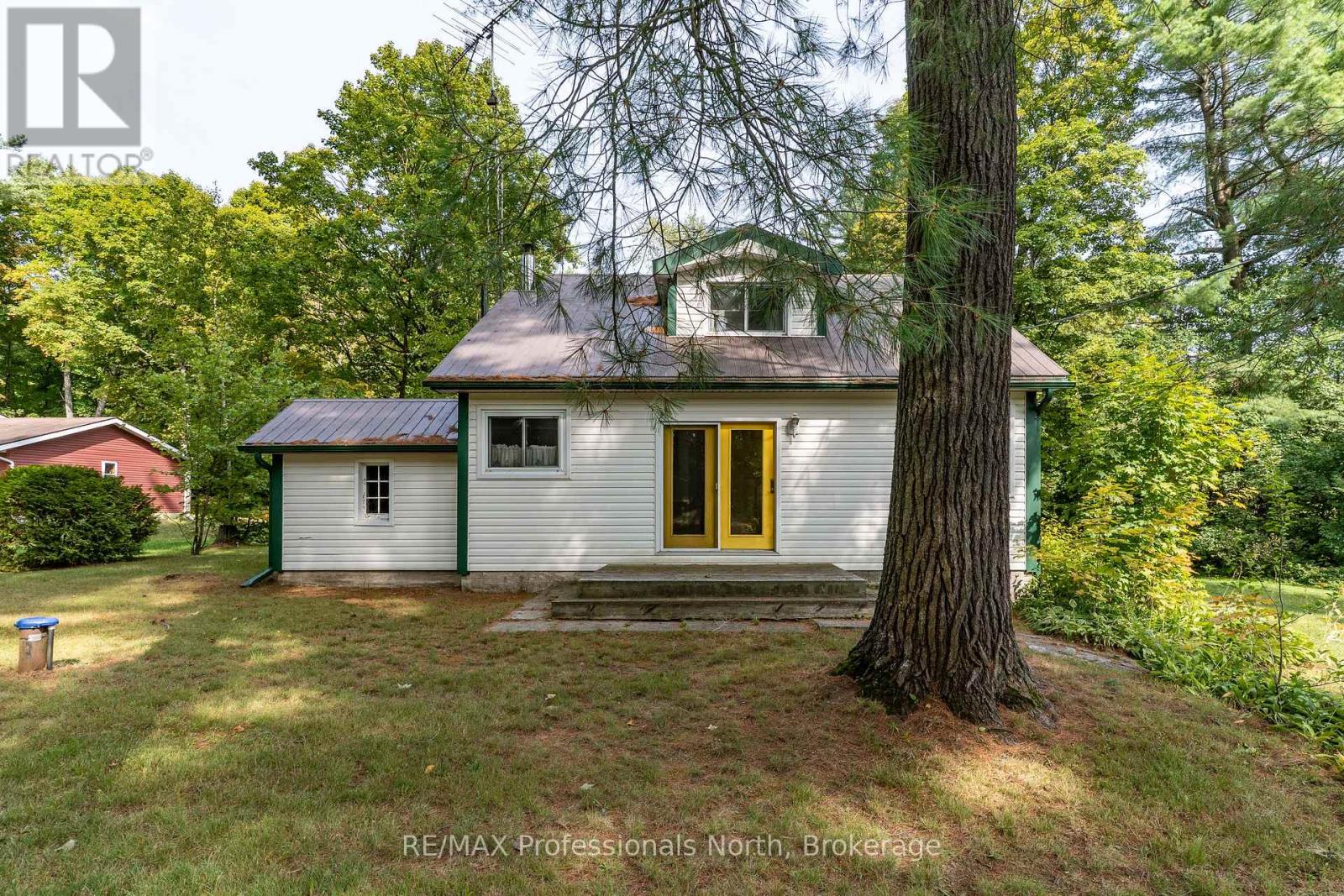 49 Beach Road, Huntsville, Ontario  P0B 1M0 - Photo 1 - X12375856