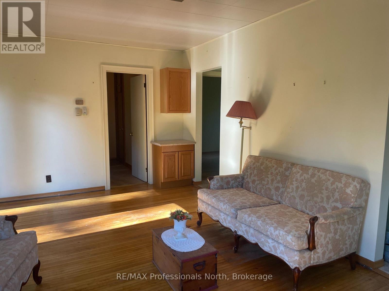 49 Beach Road, Huntsville, Ontario  P0B 1M0 - Photo 11 - X12375856