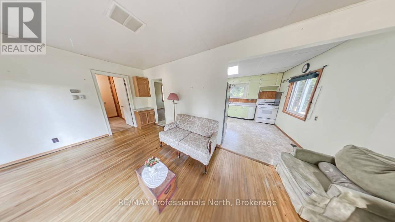 49 Beach Road, Huntsville, Ontario  P0B 1M0 - Photo 12 - X12375856