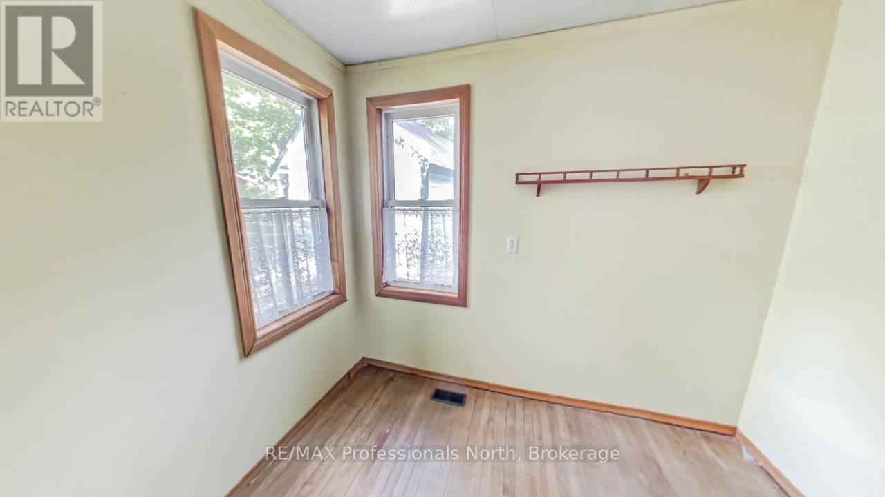 49 Beach Road, Huntsville, Ontario  P0B 1M0 - Photo 13 - X12375856