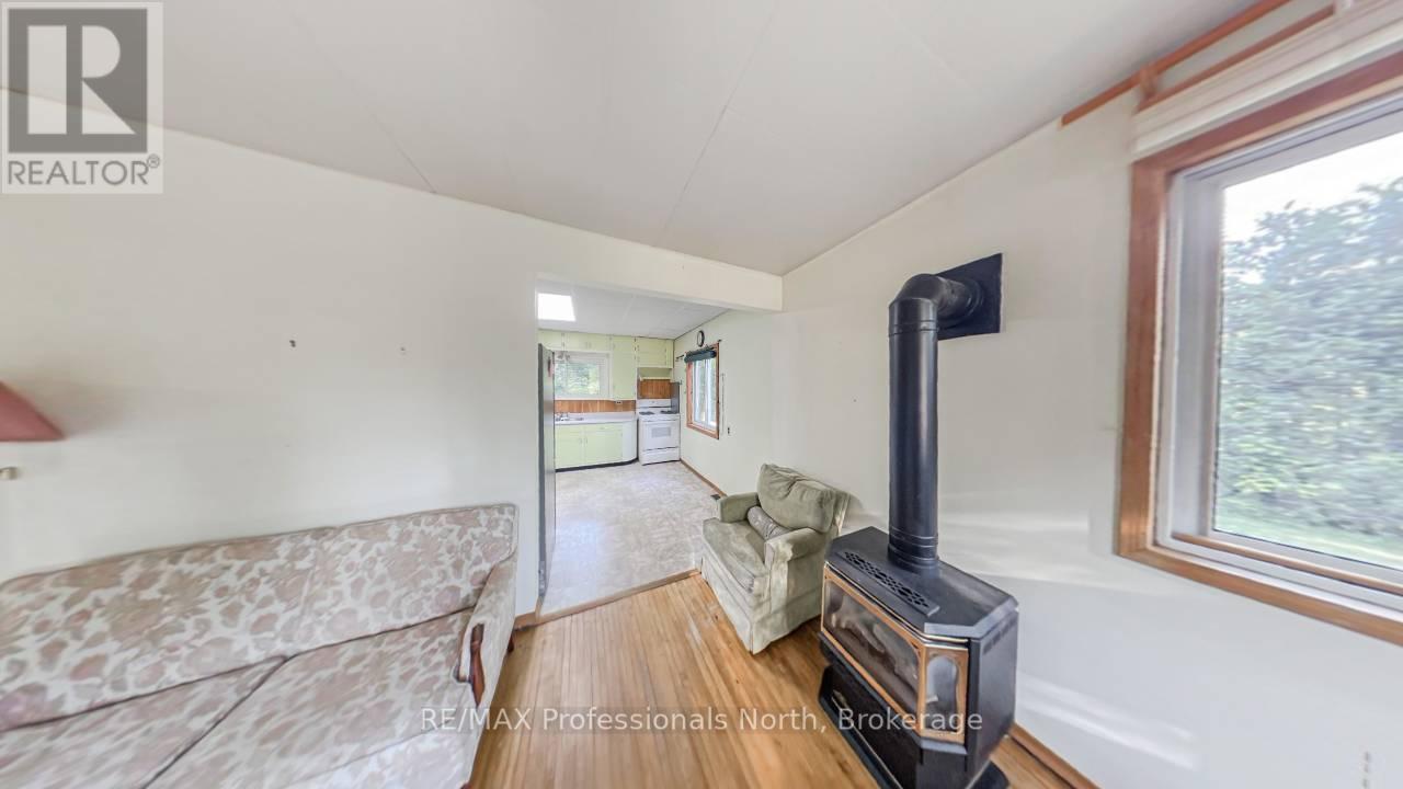 49 Beach Road, Huntsville, Ontario  P0B 1M0 - Photo 14 - X12375856