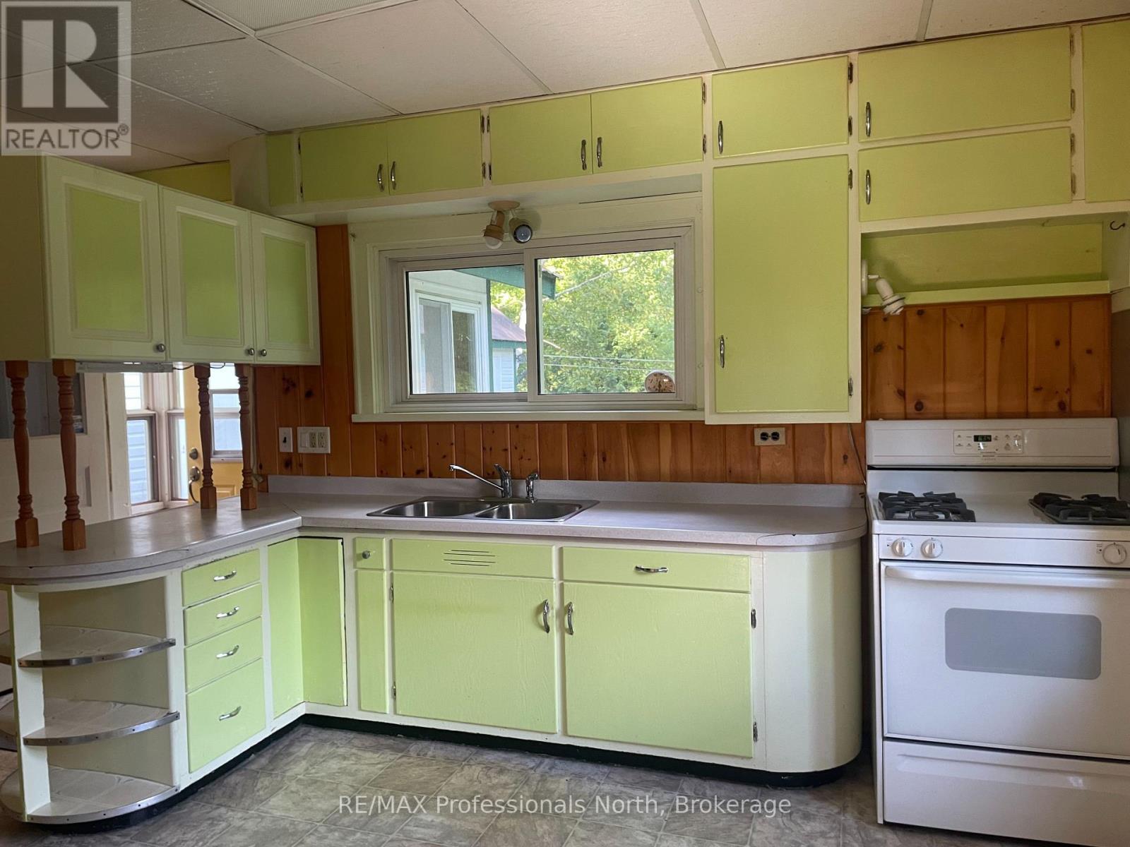 49 Beach Road, Huntsville, Ontario  P0B 1M0 - Photo 16 - X12375856