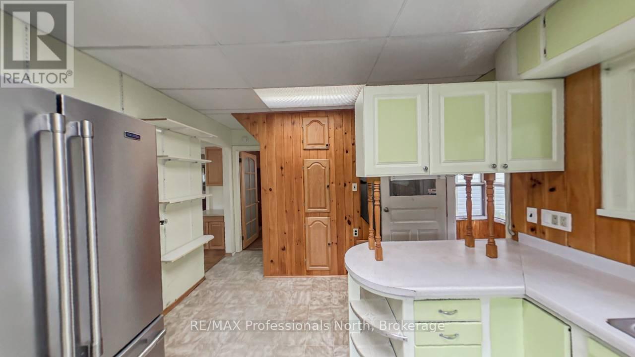 49 Beach Road, Huntsville, Ontario  P0B 1M0 - Photo 18 - X12375856