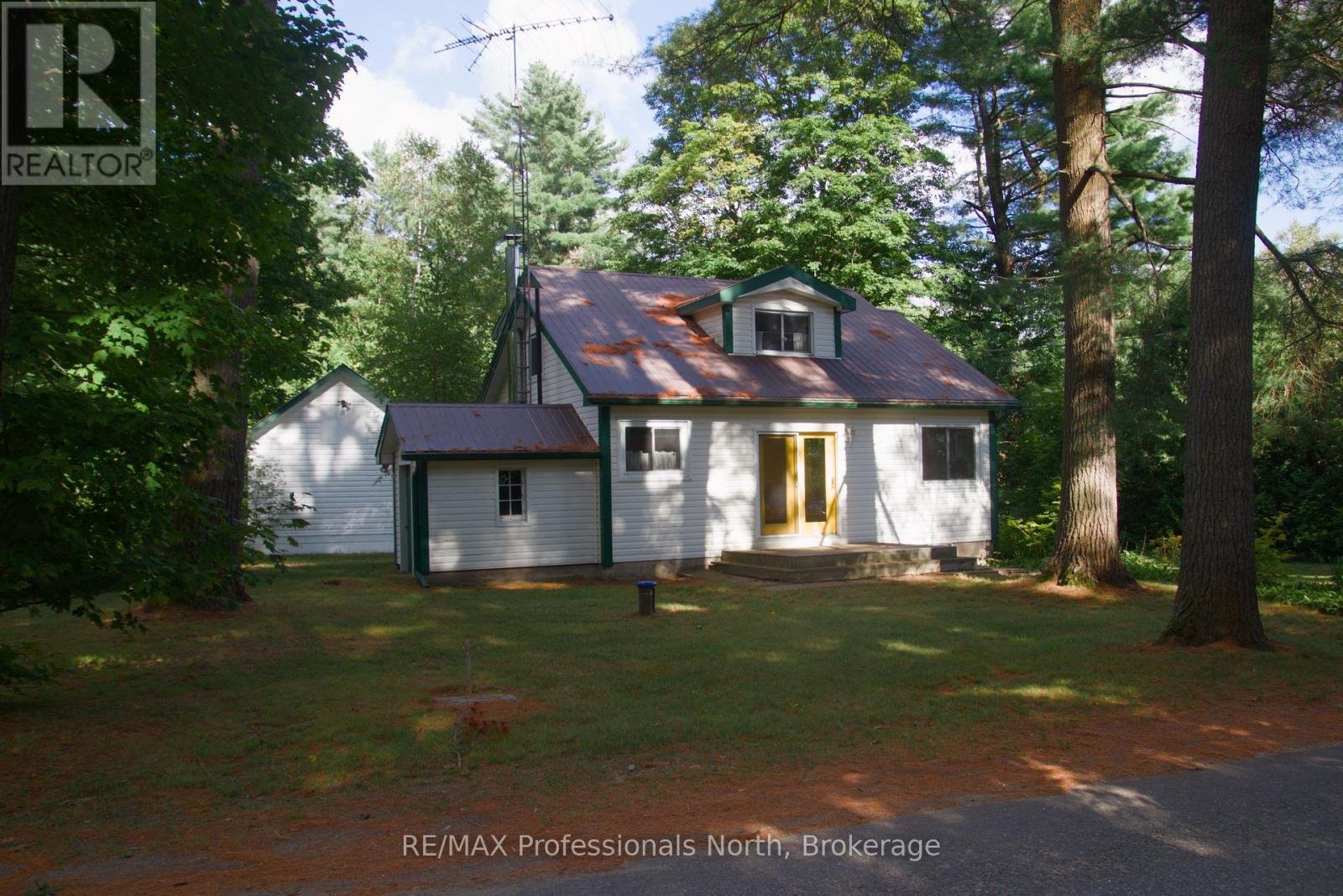 49 Beach Road, Huntsville, Ontario  P0B 1M0 - Photo 2 - X12375856