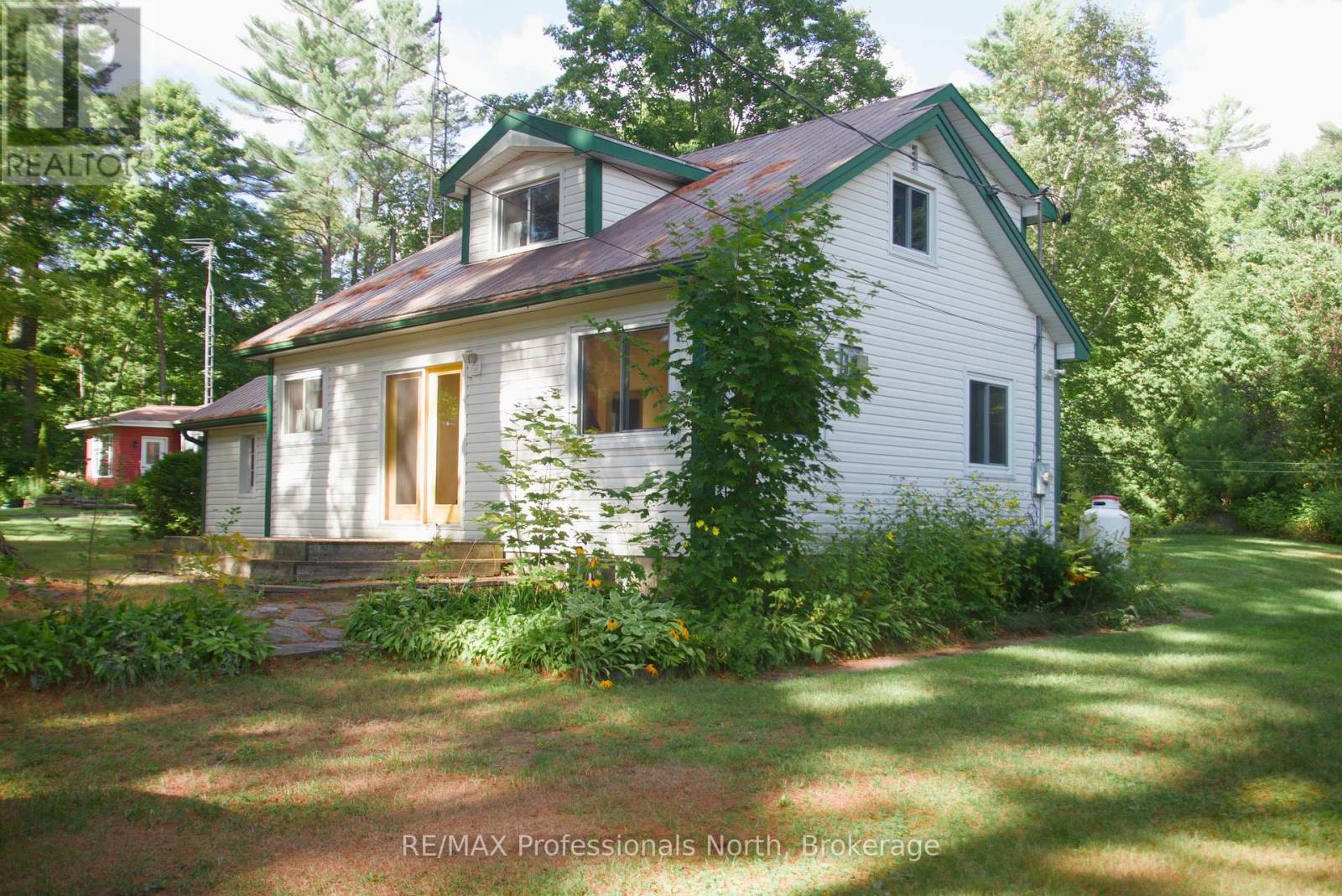 49 Beach Road, Huntsville, Ontario  P0B 1M0 - Photo 3 - X12375856