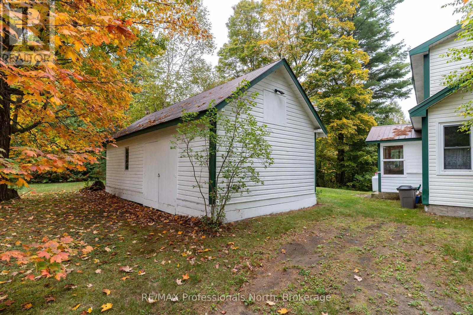 49 Beach Road, Huntsville, Ontario  P0B 1M0 - Photo 38 - X12375856