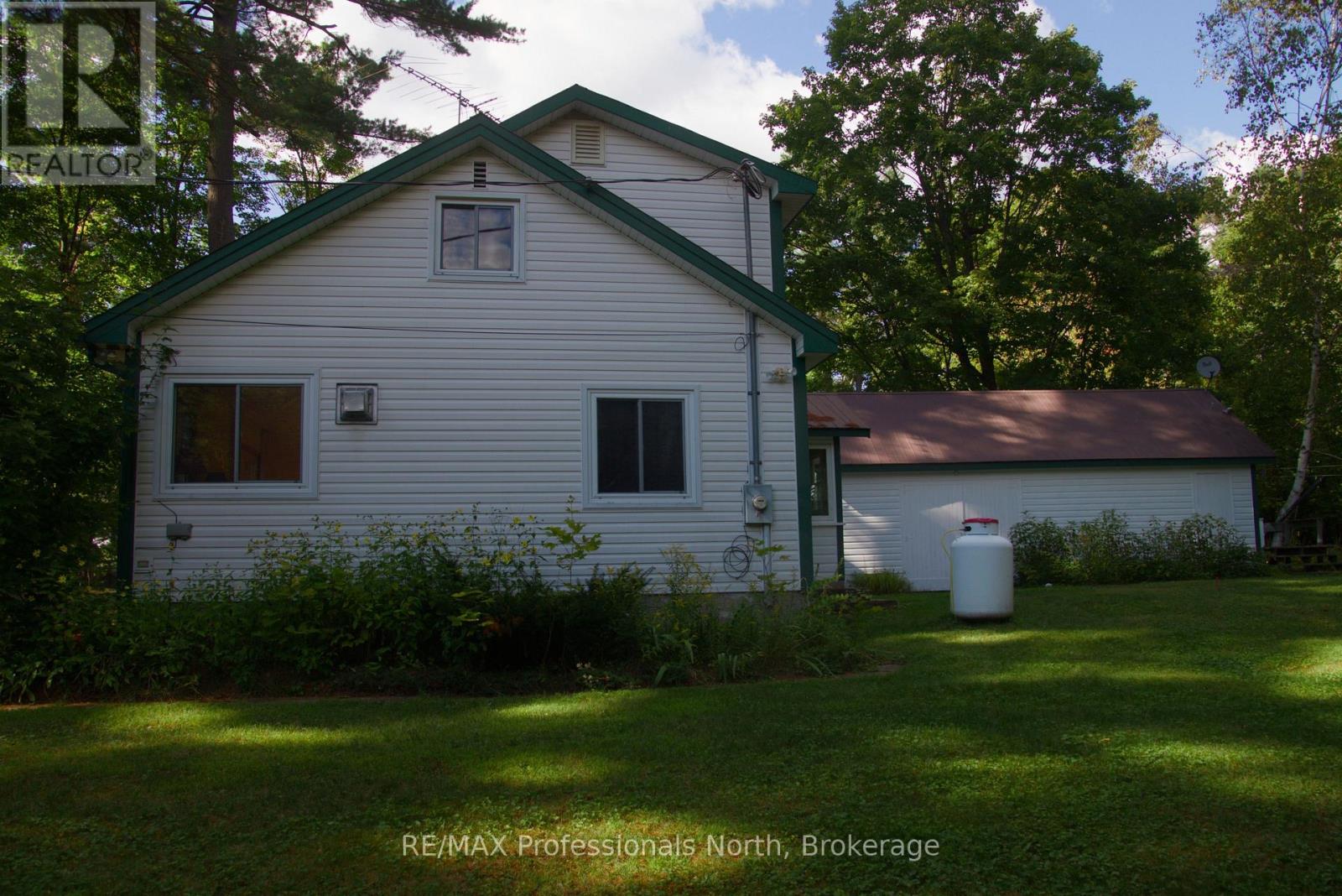 49 Beach Road, Huntsville, Ontario  P0B 1M0 - Photo 6 - X12375856