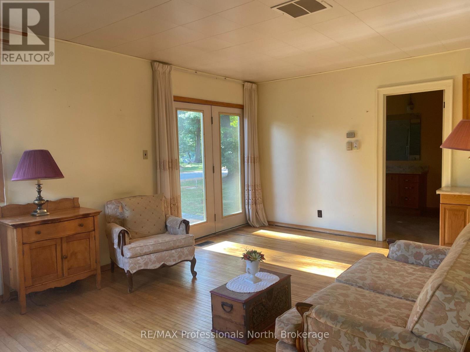 49 Beach Road, Huntsville, Ontario  P0B 1M0 - Photo 8 - X12375856