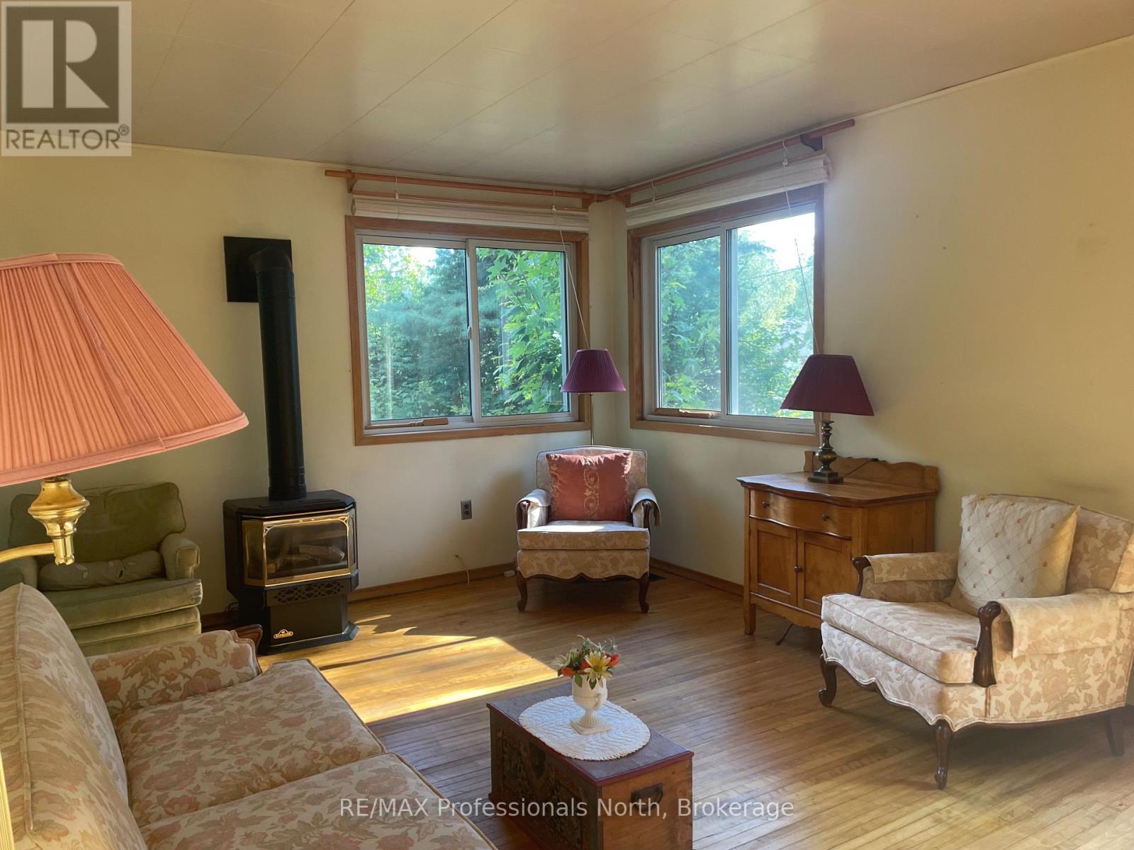 49 Beach Road, Huntsville, Ontario  P0B 1M0 - Photo 9 - X12375856