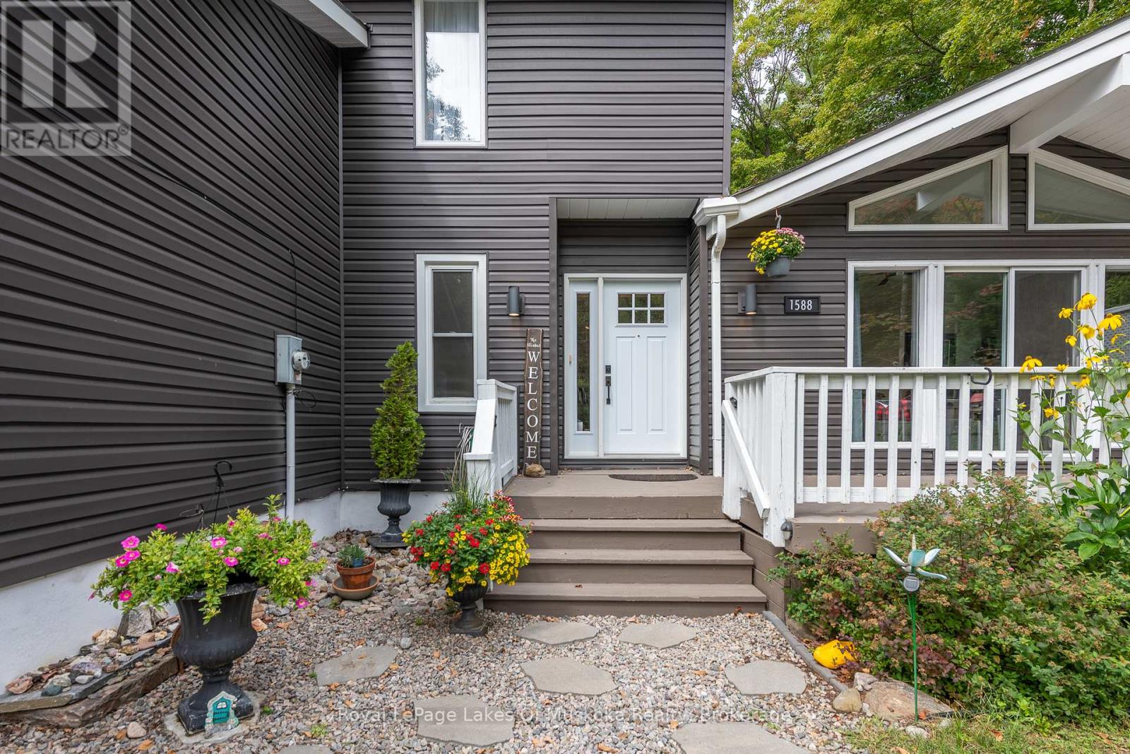 1588 Skyline Drive, Huntsville, Ontario  P1H 1A5 - Photo 2 - X12376490