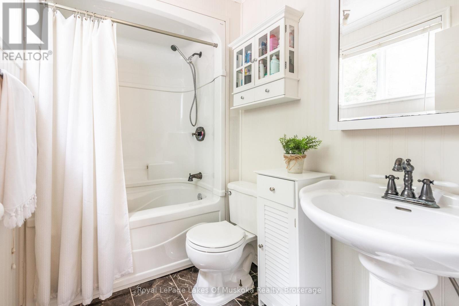 1588 Skyline Drive, Huntsville, Ontario  P1H 1A5 - Photo 22 - X12376490