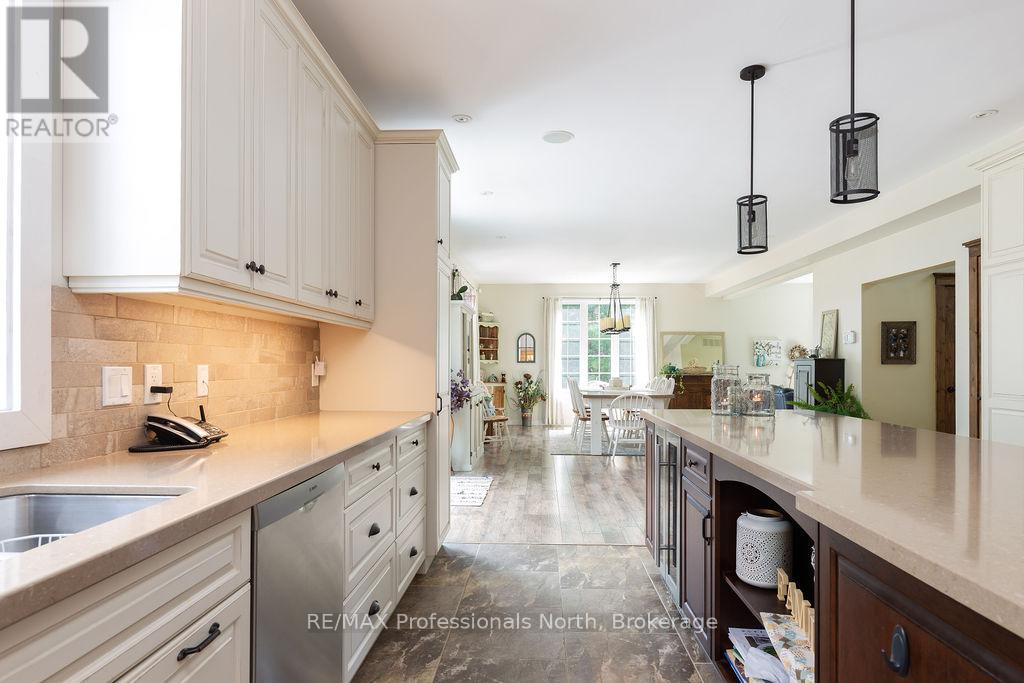 427 Skyhills Road, Huntsville, Ontario  P1H 2N5 - Photo 8 - X12382775