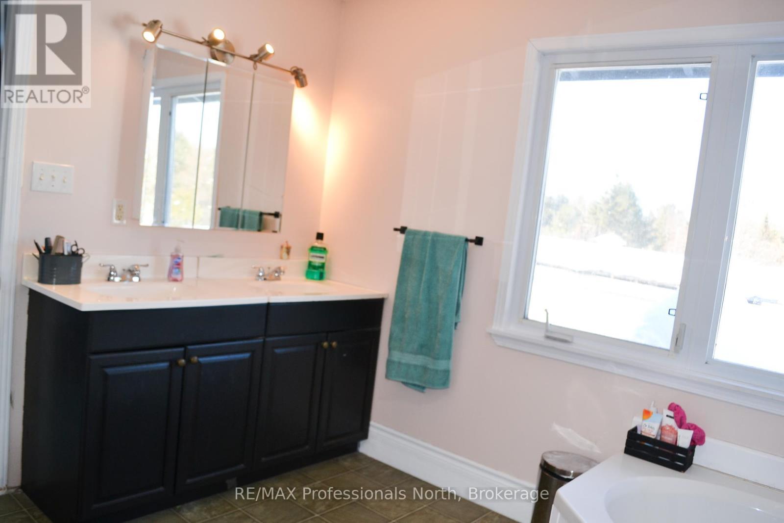 204 Mineral Springs Road, Huntsville, Ontario  P1H 2N5 - Photo 10 - X12393968