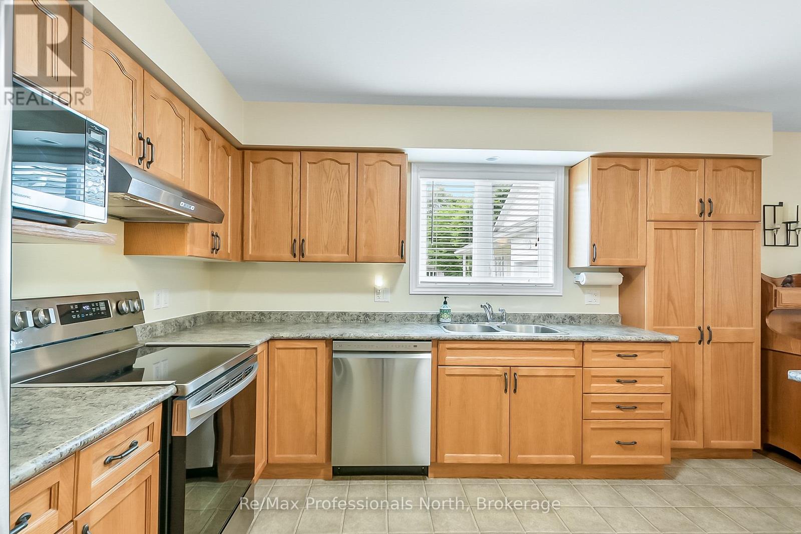 136 Hedgewood Lane, Gravenhurst, Ontario  P1P 1Z4 - Photo 10 - X12396497