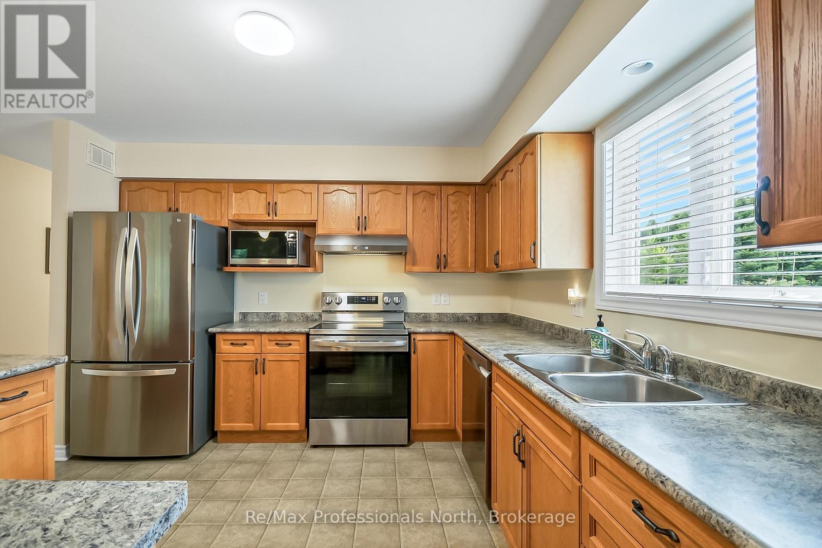 136 Hedgewood Lane, Gravenhurst, Ontario  P1P 1Z4 - Photo 9 - X12396497