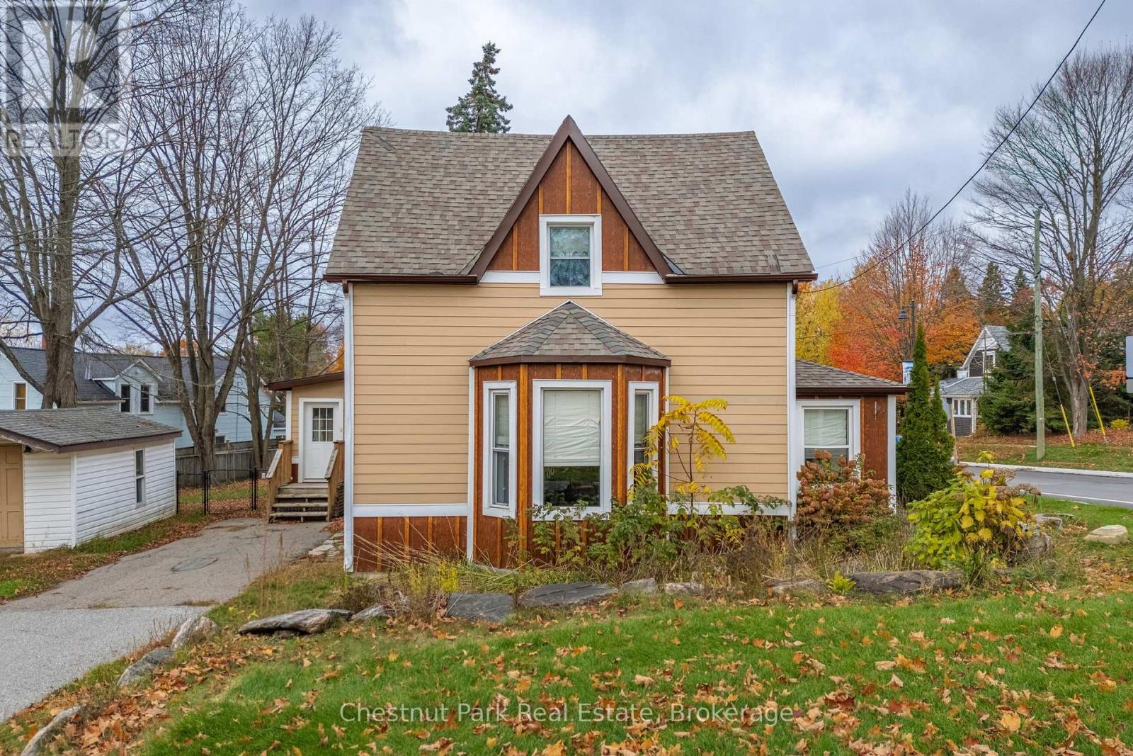 615 Bay Street, Gravenhurst, Ontario  P1P 1G8 - Photo 2 - X12397217