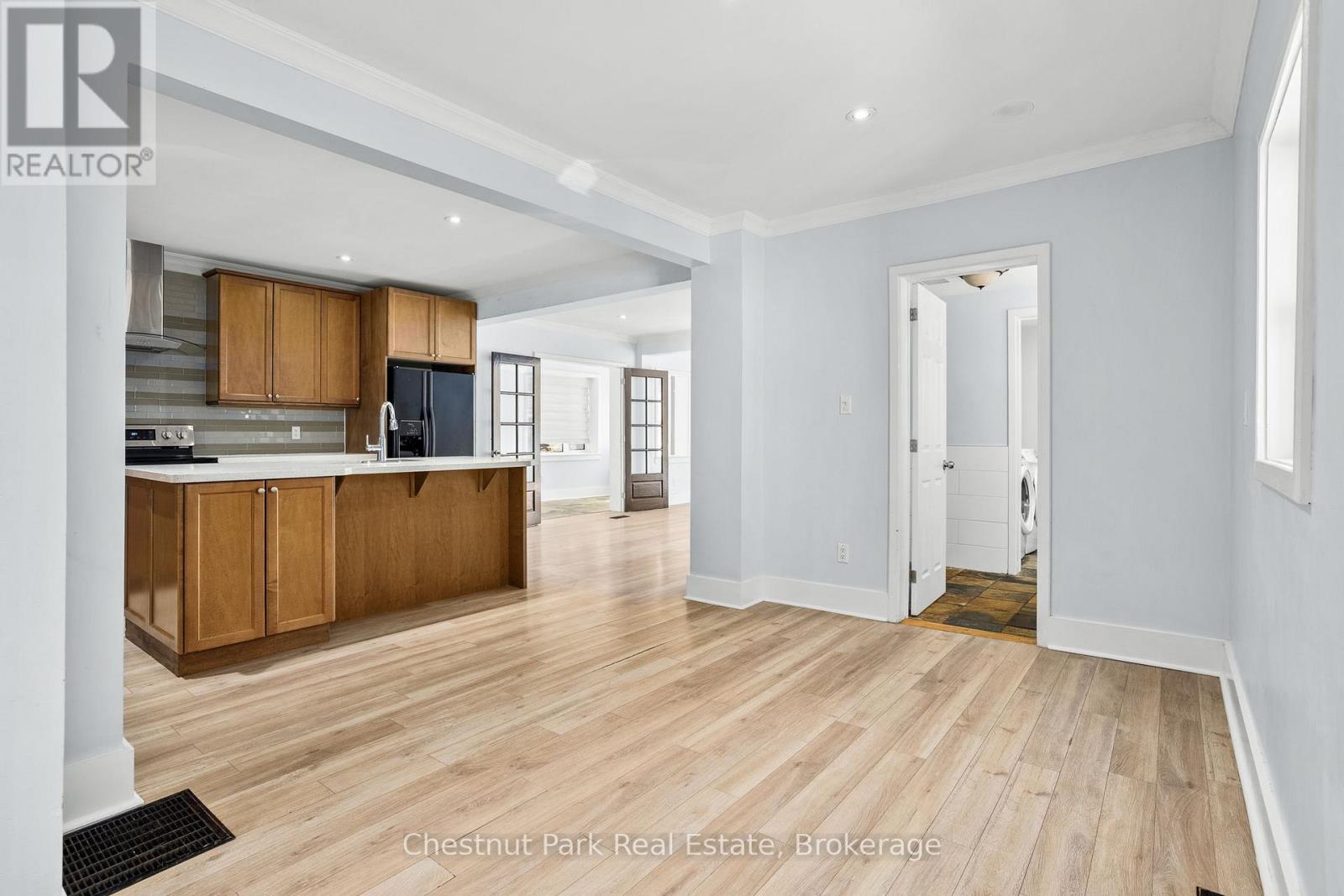 615 Bay Street, Gravenhurst, Ontario  P1P 1G8 - Photo 5 - X12397217