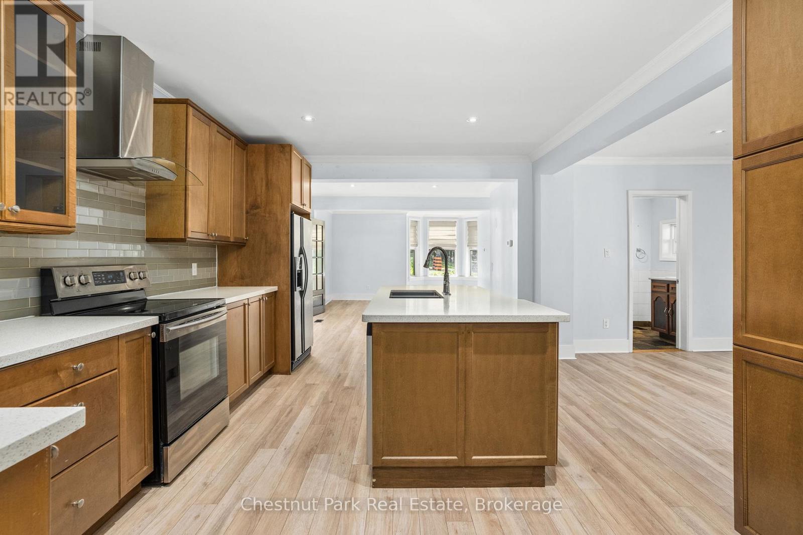 615 Bay Street, Gravenhurst, Ontario  P1P 1G8 - Photo 8 - X12397217