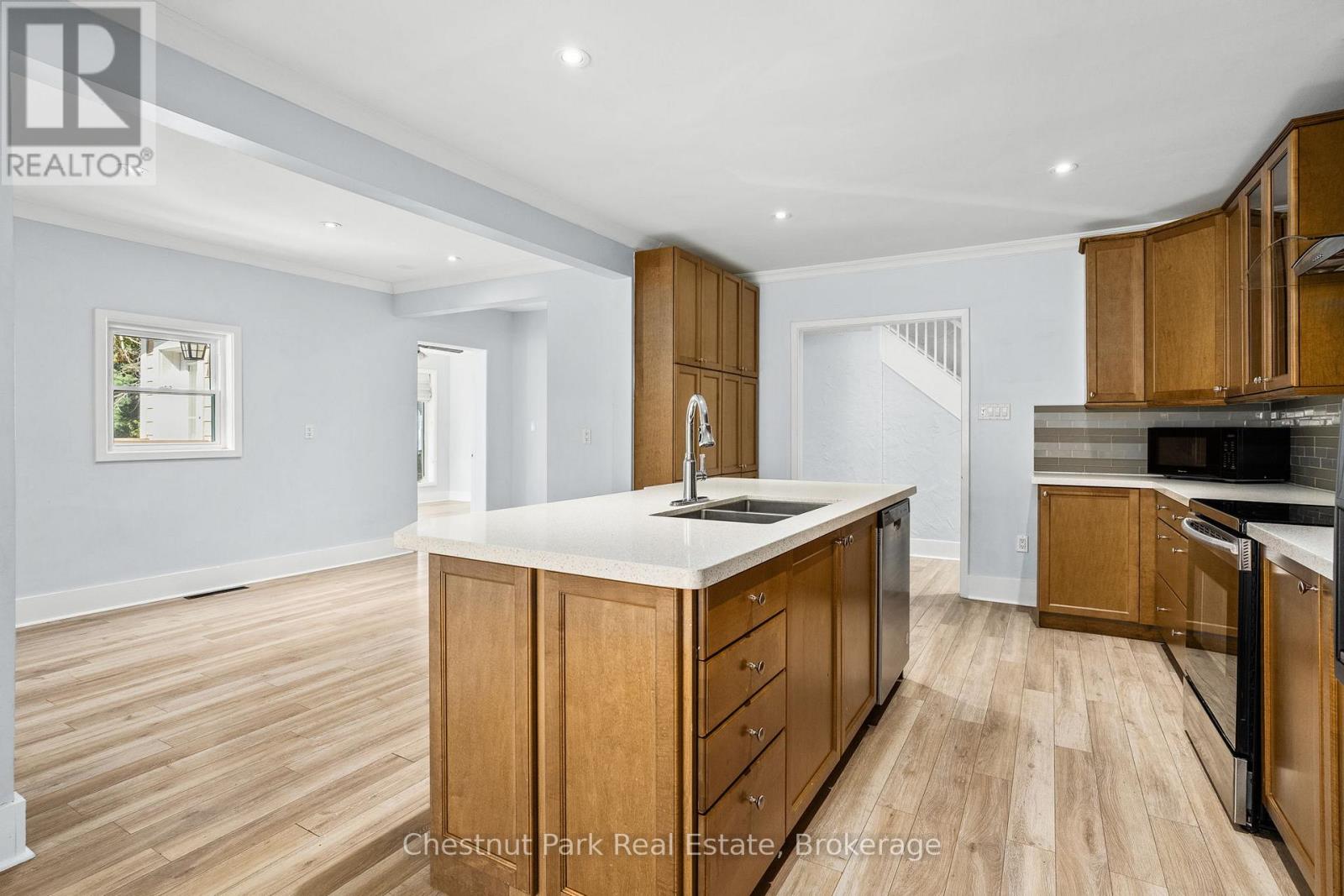 615 Bay Street, Gravenhurst, Ontario  P1P 1G8 - Photo 9 - X12397217