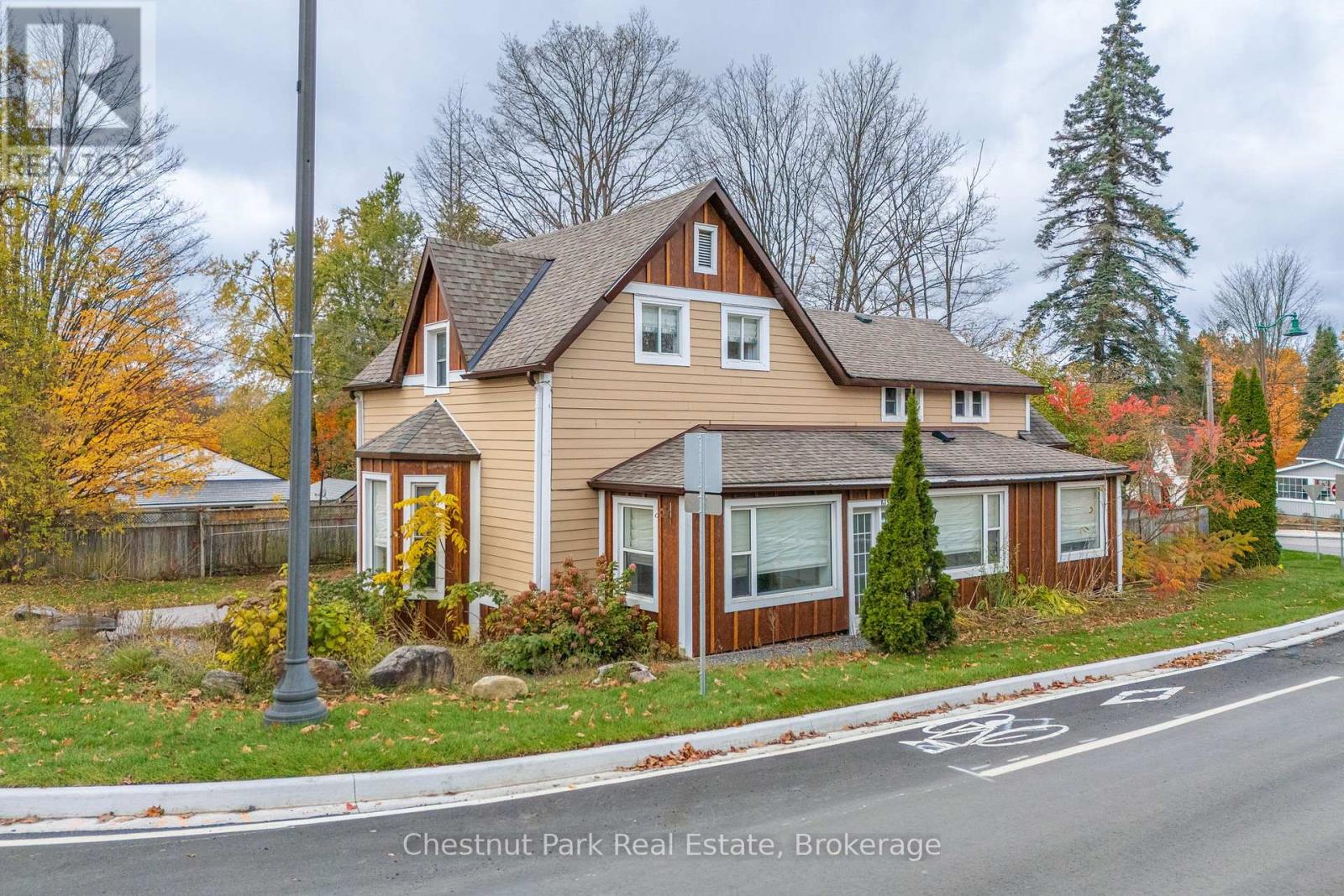 615 Bay Street, Gravenhurst, Ontario  P1P 1G8 - Photo 2 - X12397389