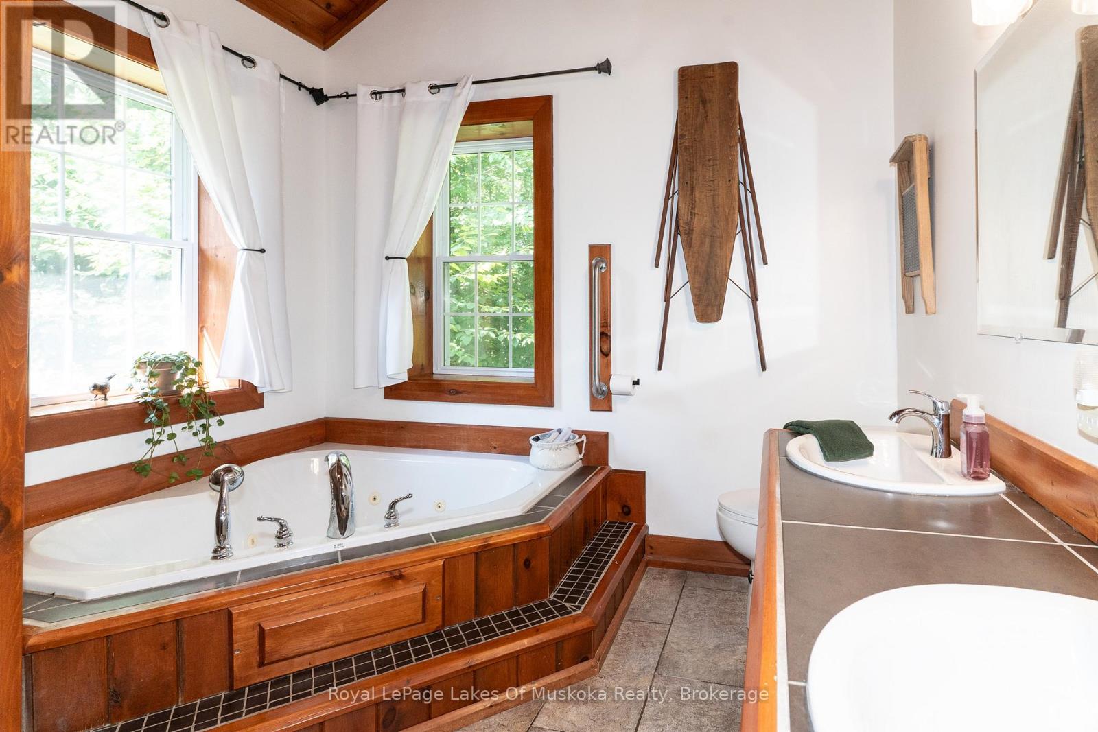 1080 Walkers Glenn Crescent, Lake Of Bays, Ontario  P1H 2J6 - Photo 36 - X12399329