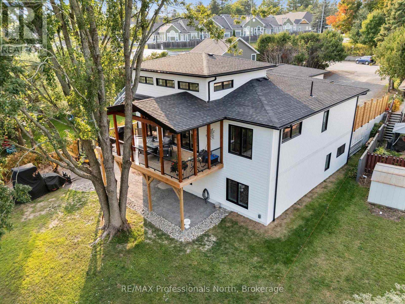 211 Holditch Street, Bracebridge, Ontario  P1L 1E9 - Photo 1 - X12399716