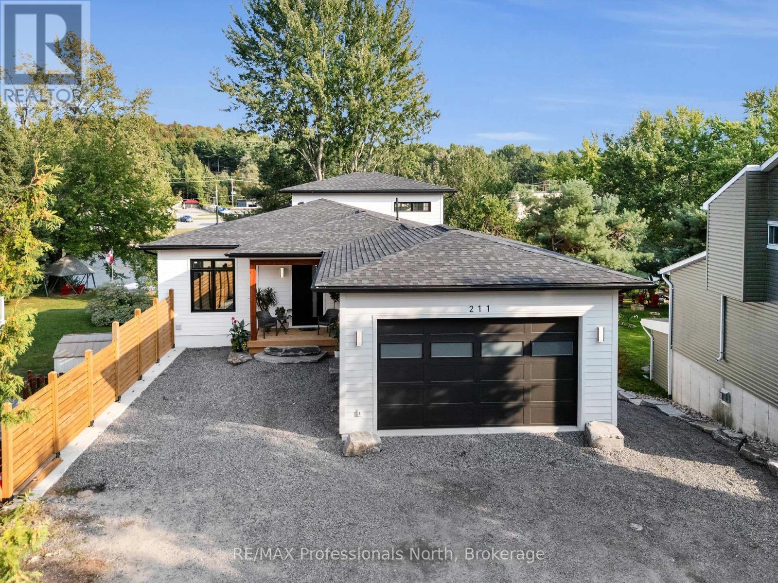 211 Holditch Street, Bracebridge, Ontario  P1L 1E9 - Photo 2 - X12399716