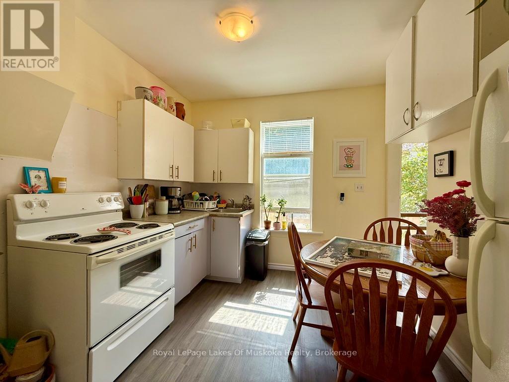 4 Duncan Street E, Huntsville, Ontario  P1H 1W4 - Photo 5 - X12401062