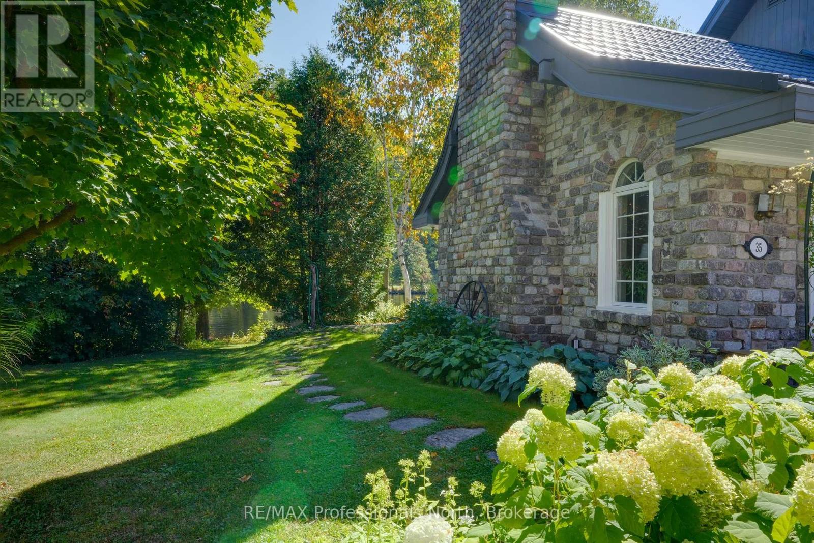 35 Church Street, Huntsville, Ontario  P1H 1G8 - Photo 3 - X12411599