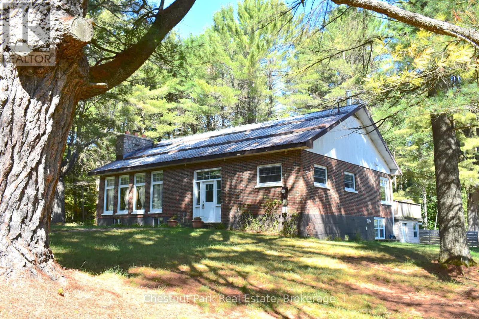 1258 Ravenscliffe Road, Huntsville, Ontario  P1H 2N5 - Photo 1 - X12413424