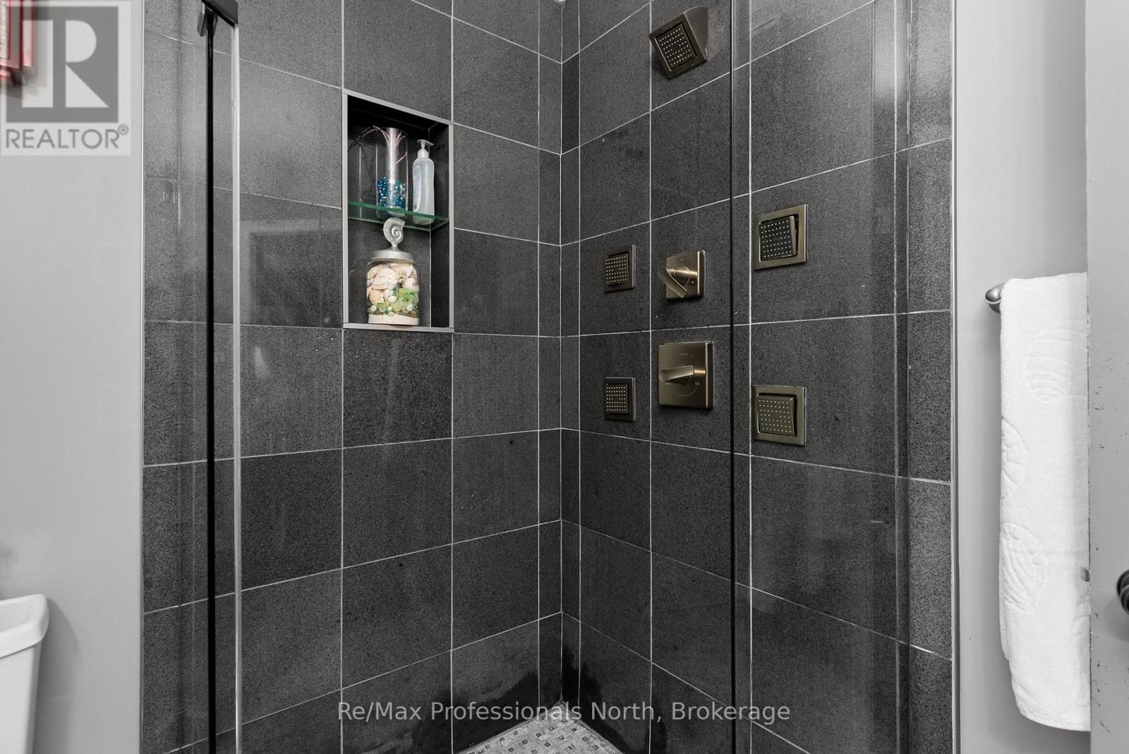 1005 Laidlaw Avenue, Gravenhurst, Ontario  L0K 2B0 - Photo 13 - X12414219