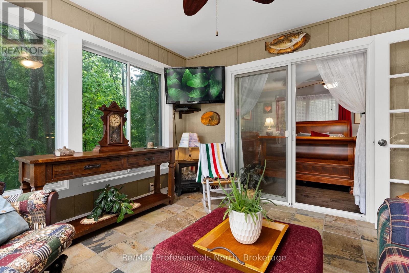 1005 Laidlaw Avenue, Gravenhurst, Ontario  L0K 2B0 - Photo 15 - X12414219