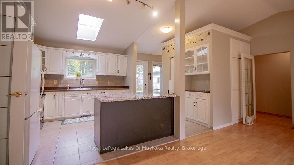 4244 Muskoka Road 117, Lake Of Bays, Ontario  P0B 1A0 - Photo 7 - X12414876