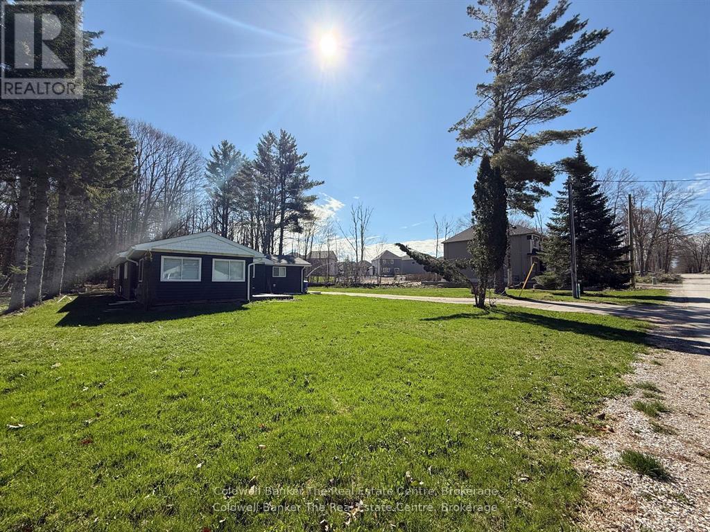 460 Wellington Street, Gravenhurst, Ontario  P1P 1A5 - Photo 1 - X12417757