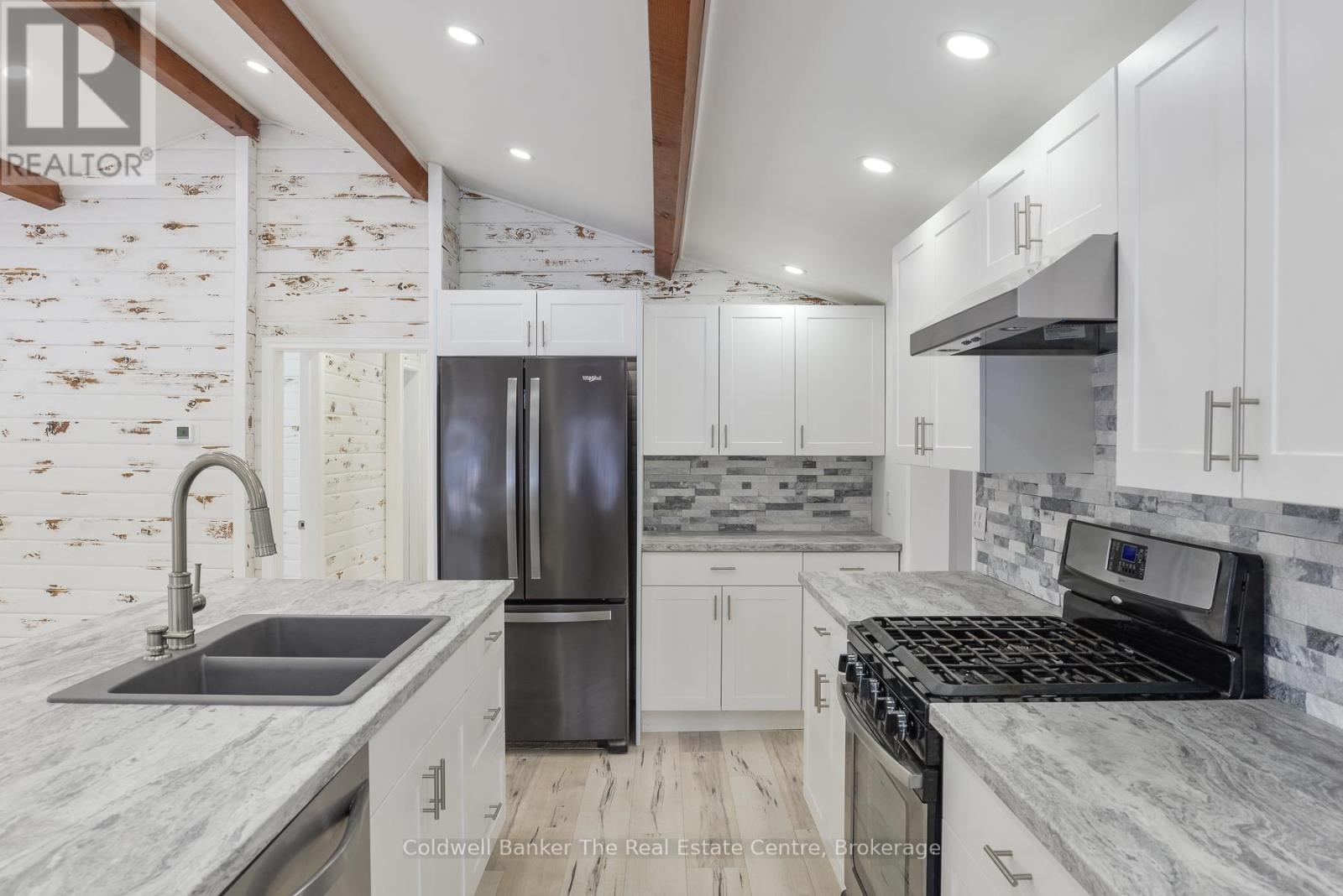 460 Wellington Street, Gravenhurst, Ontario  P1P 1A5 - Photo 9 - X12417757