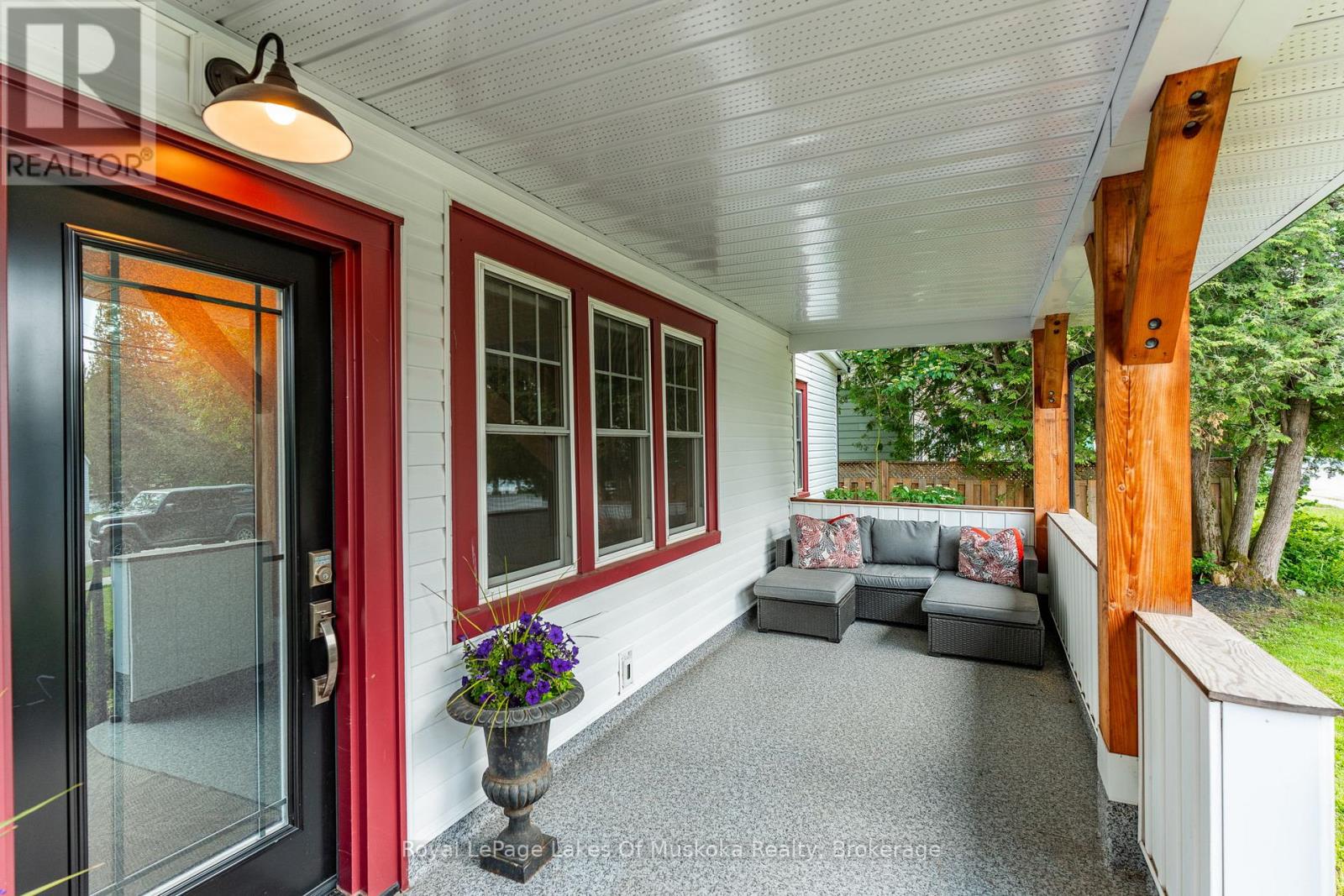 8 North Road, Lake Of Bays, Ontario  P0B 1A0 - Photo 4 - X12420975