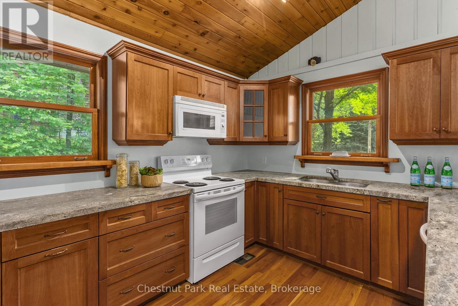 115 Woodland Drive, Huntsville, Ontario  P1H 1A7 - Photo 11 - X12428063