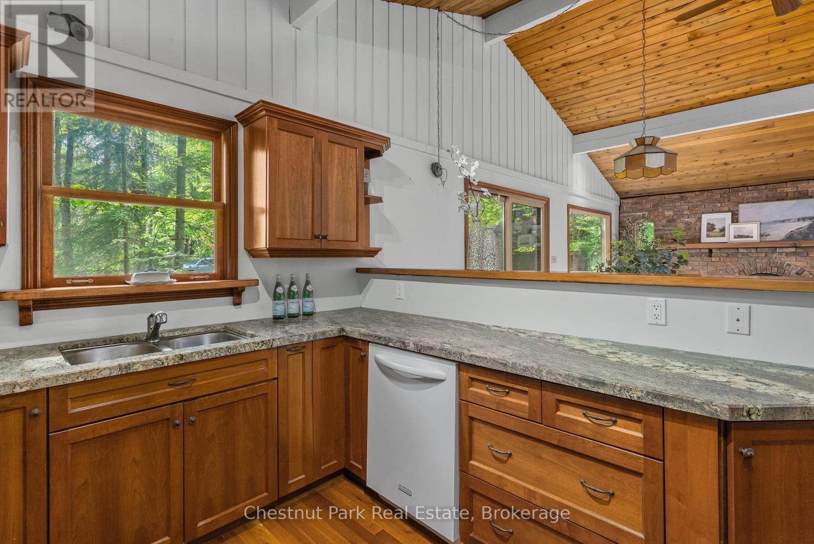 115 Woodland Drive, Huntsville, Ontario  P1H 1A7 - Photo 12 - X12428063