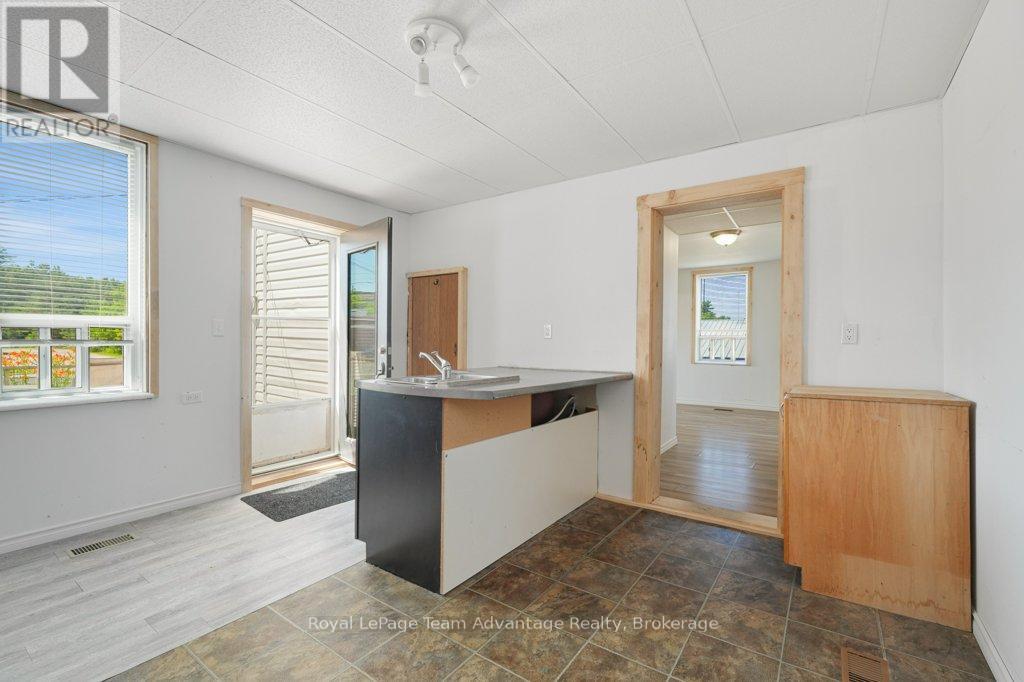 76 Bowes Street, Parry Sound, Ontario  P2A 2L7 - Photo 6 - X12429752