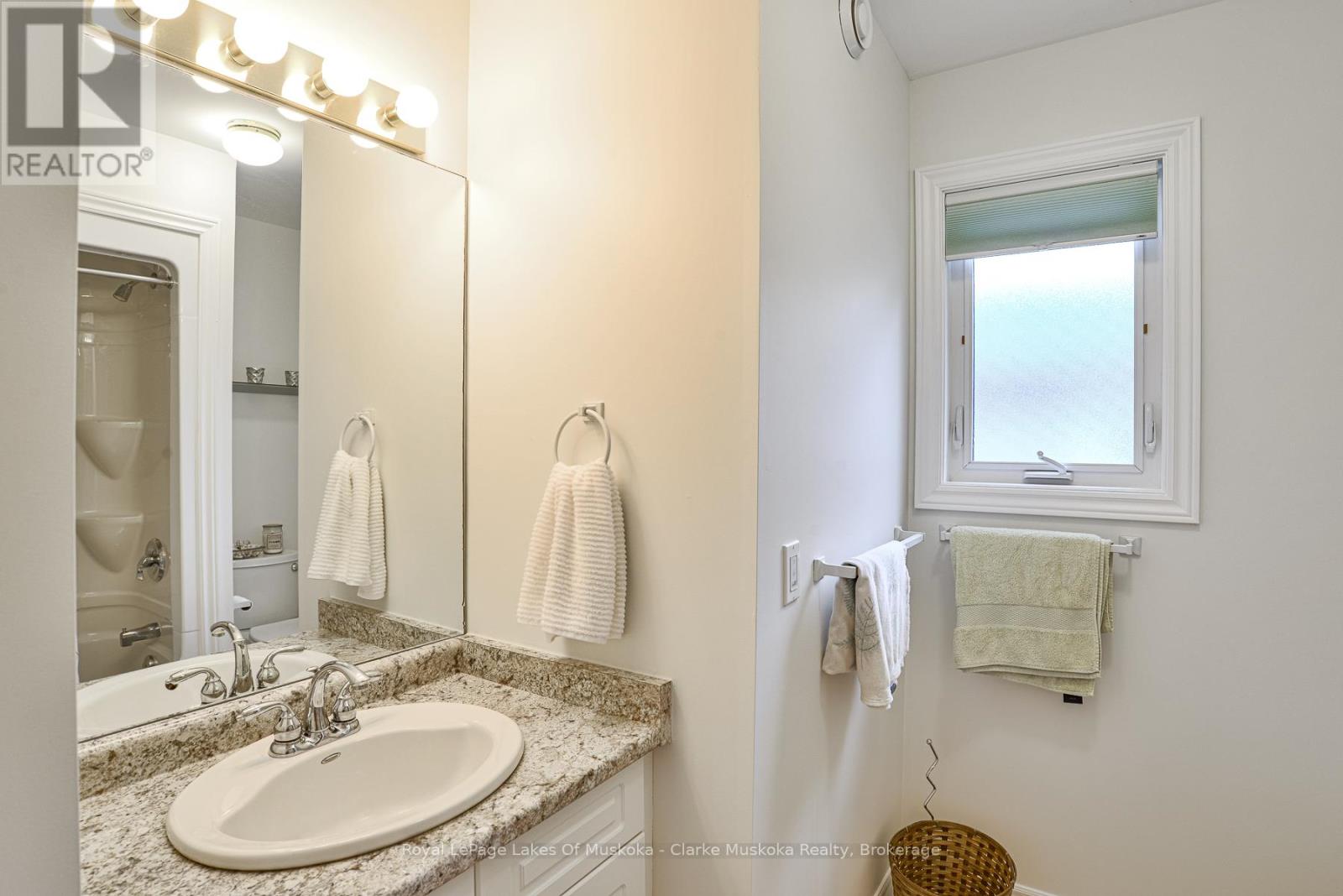 77 Hedgewood Lane, Gravenhurst, Ontario  P1P 1Z4 - Photo 20 - X12432971