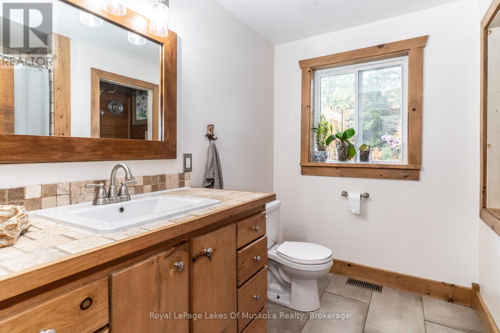 1741 Doe Lake Road, Gravenhurst, Ontario  P1P 1R3 - Photo 16 - X12436208