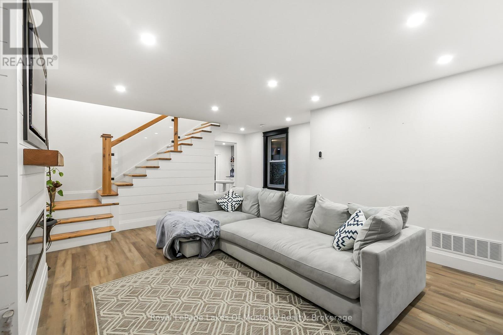 190 Maple Street, Bracebridge, Ontario  P1L 1K4 - Photo 9 - X12436821