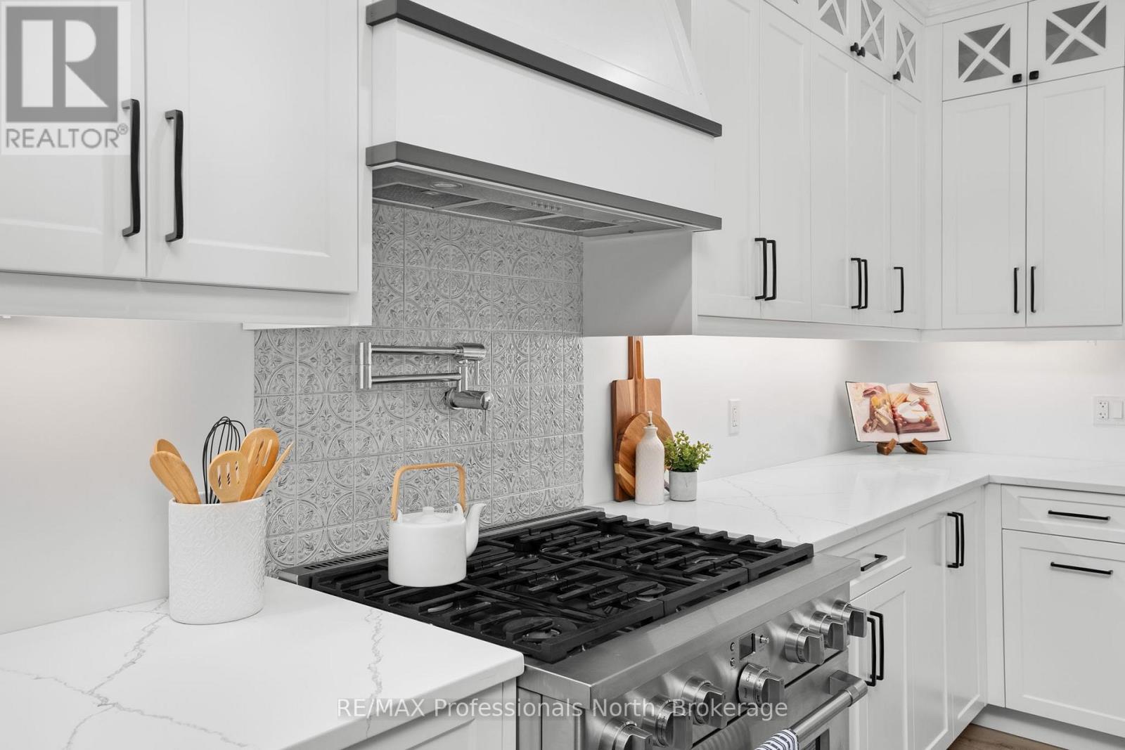 1034 Xavier Street, Gravenhurst, Ontario  P0E 1G0 - Photo 11 - X12437694