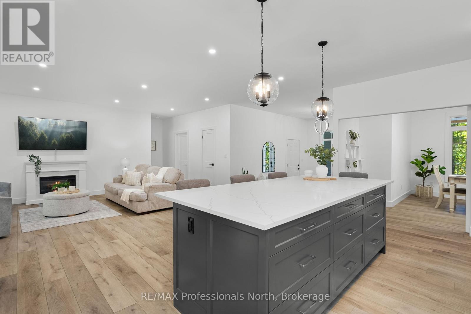 1034 Xavier Street, Gravenhurst, Ontario  P0E 1G0 - Photo 12 - X12437694