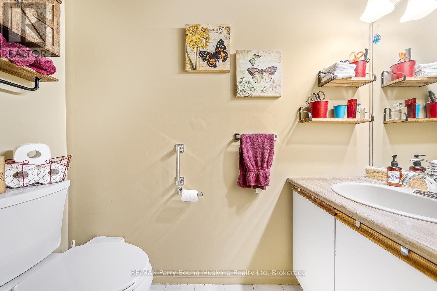 18 Georgian Bay Avenue, Parry Sound, Ontario  P2A 3B2 - Photo 10 - X12441257