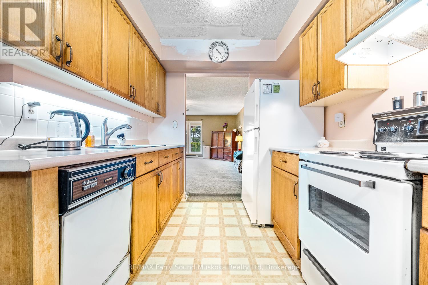 18 Georgian Bay Avenue, Parry Sound, Ontario  P2A 3B2 - Photo 17 - X12441257