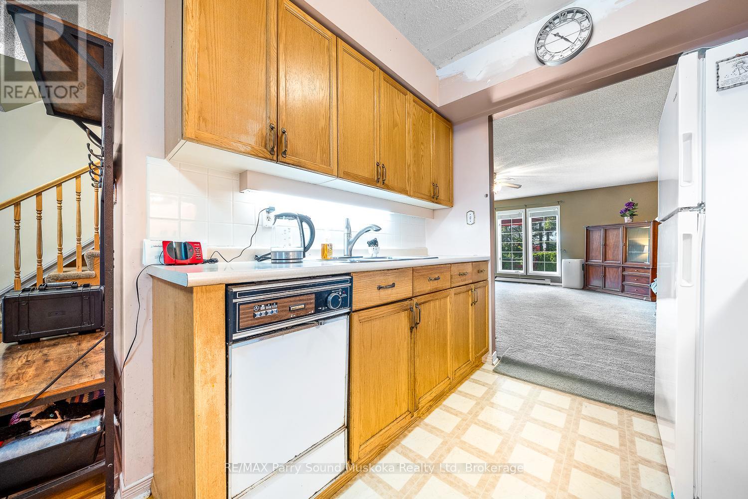 18 Georgian Bay Avenue, Parry Sound, Ontario  P2A 3B2 - Photo 20 - X12441257