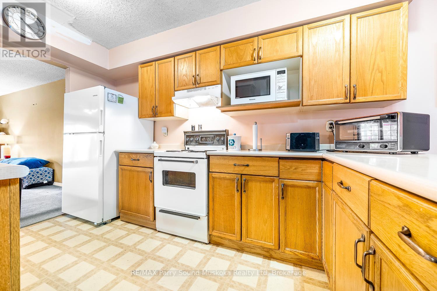 18 Georgian Bay Avenue, Parry Sound, Ontario  P2A 3B2 - Photo 21 - X12441257