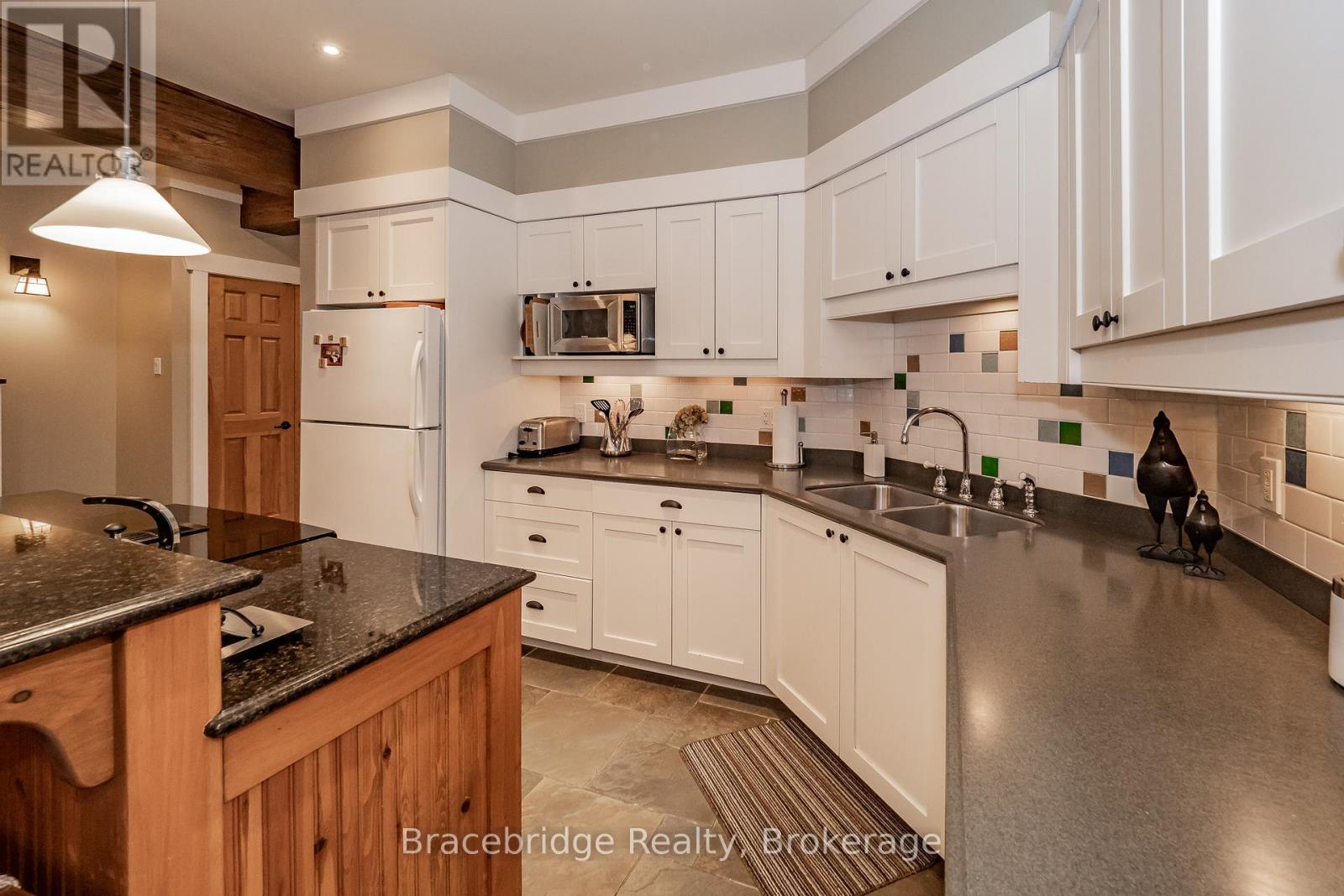 Villa 6 W1 Or W10 - 1020 Birch Glen Road Highway, Lake Of Bays, Ontario  P0B 1A0 - Photo 11 - X12448611