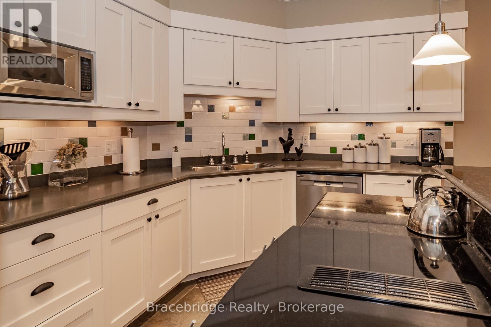 Villa 6 W1 Or W10 - 1020 Birch Glen Road Highway, Lake Of Bays, Ontario  P0B 1A0 - Photo 12 - X12448611